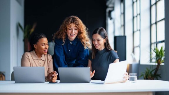 drei Frauen mit Laptops